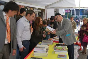 Fiesta de Sant Jordi en el microcentro de Buenos Aires.