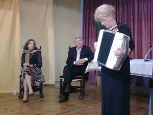 Un momento de la velada con Manoli Rubio, Amancio R. de la Morena y la acordeonista Rosa María Tomás.