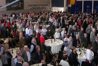  Más de 600 personas asistieron a la clásica fabada organizada por el Centro Asturiano.