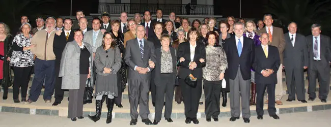  Pilar Pin posa con los dirigentes de las instituciones de Talca.