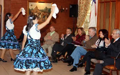  Un momento de la muestra de baile en el Estadio Espa&ntilde;ol de Curic&oacute;.