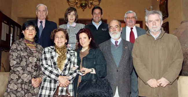  Pilar Pin, con el presidente del Estadio Espa&ntilde;ol de Linares, Pablo D&iacute;ez, y otros directivos de la instituci&oacute;n. 