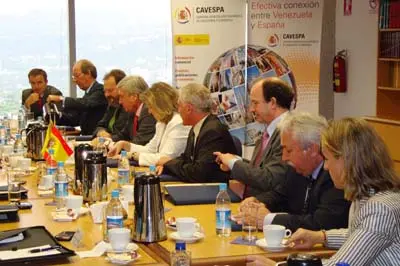  El presidente de Cavespa y miembros de su Junta Directiva, la secretaria de Estado de Comercio, el director general de Comercio e Inversiones, el director general de Relaciones Econ&oacute;micas Internacionales del MAEC, el embajador de Espa&ntilde;a y su conse