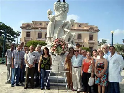  Los asturianos depositaron una ofrenda floral ante el monumento de Manuel Valle Fernández. 