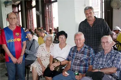  José Cerra, con algunos de los grandes futbolistas del club astur.