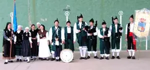 Varios miembros del Centro Asturiano de La Rioja, durante la Romería a la Ermita de San Cristóbal.