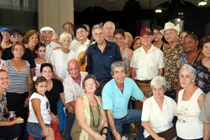  Antonio Gonz&aacute;lez (c), en una foto de archivo, junto a un grupo de gallegos.
