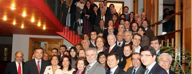  Pilar Pin y el c&oacute;nsul general, V&iacute;ctor Fagilde, posan con los directivos de las instituciones espa&ntilde;olas de Chile.