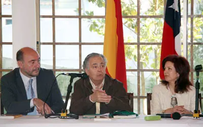 Edmundo Moure -flanqueado por Luis Vaamonde y Pilar Pin-, durante su intervenci&oacute;n.