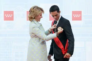 La presidenta impone la condecoración al ciclista Alberto Contador.
