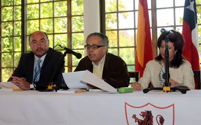  Edmundo Moure, flanqueado por Luis Vaamonde y Pilar Pin, durante su intervenci&oacute;n en el acto.