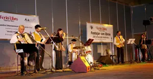 La orquesta ‘Treboeiro’, durante su actuación en la sala ‘José Hernández’ de la ‘Feria del Libro de Buenos Aires’.