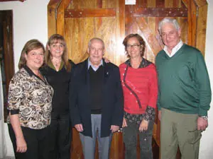  El presidente del Centro Asturiano, Luis Alvarez –en el centro–, junto a María Covadonga –2ª por la dcha.–, y directivos del Centro Asturiano de Mar del Plata.