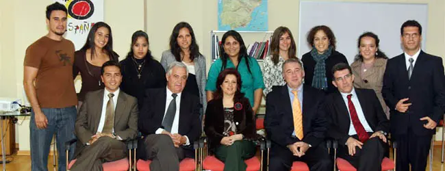 La directora general de la Ciudadan&iacute;a Espa&ntilde;ola en el Exterior, Pilar Pin, posa con la directiva de la Asociaci&oacute;n de J&oacute;venes en Per&uacute;.