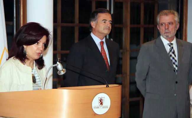  Pilar Pin, acompa&ntilde;ada del presidente del Estadio Espa&ntilde;ol y del c&oacute;nsul, se dirige a la colectividad en la reuni&oacute;n que tuvo con todas las instituciones espa&ntilde;olas.