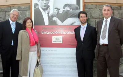 Pilar Pin, ante el cartel de la exposición, acompañada por el presidente del Centro Español de Perú, Eugenio López; el cónsul adjunto,Héctor Castañeda; y el consejero de Trabajo, José Vallés.