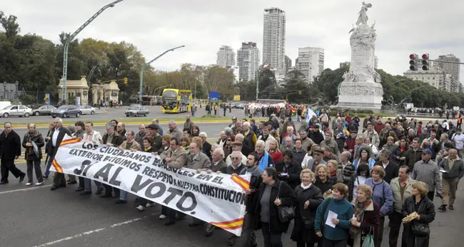  Medio millar de espa&ntilde;oles residentes en Argentina tomaron las calles de Buenos Aires durante la marcha.
