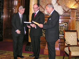 Rafael Dezcallar (I) entreg&oacute; libros a Michael Voges y Rolf Harlinghauseny. 