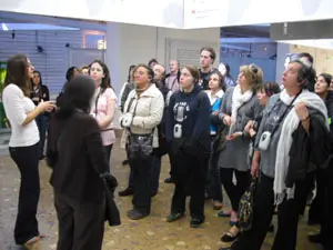  Los j&oacute;venes durante la visita a una exposici&oacute;n.