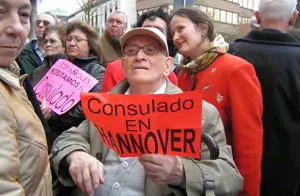 Un hombre en silla de rueda en la protesta contra el cierre del Consulado.