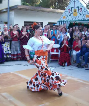 Una de las \'bailaoras\' demuestra su arte.