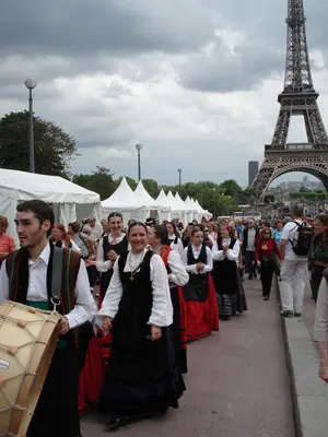 La cultura gallega, a la sombra de la Torre Eiffel.