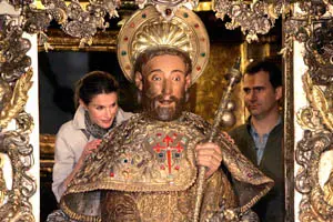 Don Felipe y Doña Letizia dieron el tradicional abrazo al Apóstol Santiago.