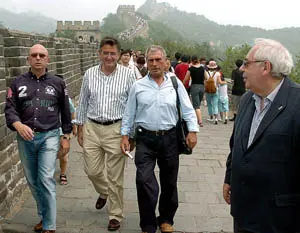  Ovidio Sánchez –a la izquierda–, durante un viaje institucional a China. A la derecha, Vicente Álvarez Areces. 