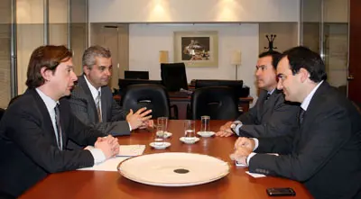 Jesús Gamallo, acompañado por Alejandro López, se reunió en la Delegación de la Xunta de Galicia en Argentina, con Javier Calviño y Nicolás Wernicke, del AECID de Argentina.