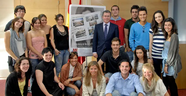 Francisco Granados y Victoria Crist&oacute;bal, con los j&oacute;venes de la Universidad Camilo Jos&eacute; Cela. 