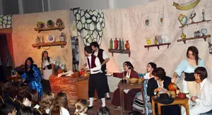 La compañía de las Tristes Figuras interpretó ‘Cervantina’ para los alumnos de la escuela Nuestra Señora de los Remedios y Divino Tesoro.