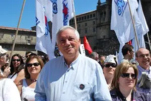  Guillerme V&aacute;zquez, rodeado de manifestantes en la Plaza del Obradoiro.