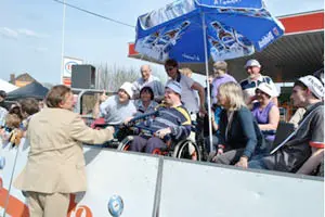  Michel Daerden, alcalde de Ans y ministro de Pensiones de B&eacute;lgica, con espectadores en la linea de meta Li&egrave;ge Bastogne Li&egrave;ge 2010.