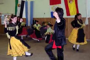 Un momento de uno de los bailes del grupo \'Encina y Jara\'.