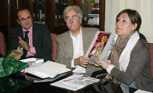  El presidente del &lsquo;Hogar Espa&ntilde;ol&rsquo;, Antonio R&iacute;os, recibe el obsequio que le entregaron representantes de la Federaci&oacute;n Valenciana.