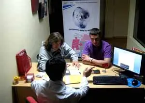  Unos j&oacute;venes son atendidos en el Servicio de Informaci&oacute;n que funciona en la oficina de la AJEP.