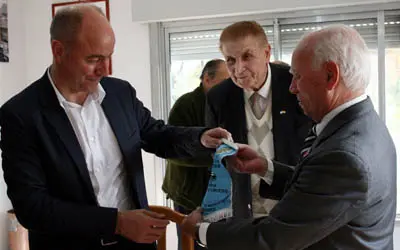  Adonis Pamp&iacute;n le entrega a Camba el bander&iacute;n que recuerda el hermanamiento entre las ciudades de Campana y Vila de Cruces.