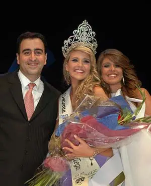 Andrea Carolina Iglesias rebosa de felicidad, en compañía del secretario de Fiestas de la HGV, Jesús Alberto Bello y la reina de 2009, Adriana Pensado.