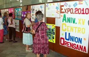  Unas personas observan la retrospectiva fotogr&aacute;fica inaugurada con motivo del 15&ordm; aniversario del Centro.