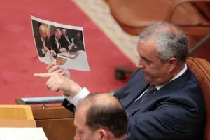  &lsquo;Pachi&rsquo; V&aacute;zquez muestra la fotograf&iacute;a de &lsquo;Galicia en el Mundo&rsquo; de la firma con la Facev en Venezuela, durante el pleno del pasado mi&eacute;rcoles en el Parlamento gallego.