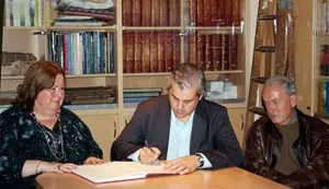  Dobarro firma el libro de la entidad. A su lado, Beatriz Lagoa y Jos&eacute; S&aacute;nchez.