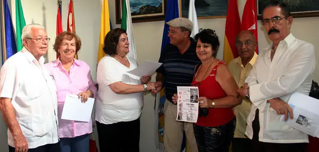  La viceconsejera de Emigraci&oacute;n entrega los premios de un concurso. 