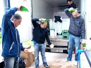  Varios miembros del Centro Asturiano de La Rioja escanciando sidra.
