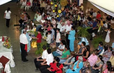 Parte de los asistentes a la Santa Misa, oficiada por el padre Jesús González, de la Parroquia Santiago Apóstol de El Tigre.