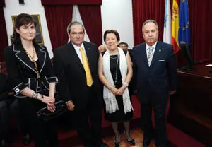  Jorge Daniel Lemus, a la izquierda de Farjas, tras recibir la condecoraci&oacute;n.