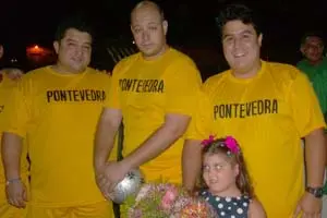  Parte de los jugadores del Pontevedra, con la simp&aacute;tica madrina, Mar&iacute;a Victoria Mart&iacute;nez Viettri.