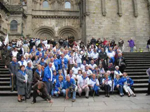  Los miembros del Centro Asturiano coruñés, en la Plaza del Obradoiro.