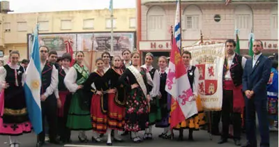 El grupo de jóvenes que participó en el desfile posando para la posteridad.