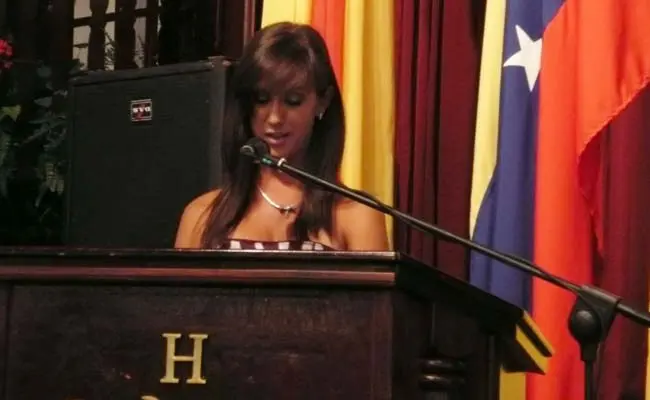 La periodista Katherine Hernández De León, dando lectura a su escrito ‘Soy de aquí, soy de allá’.