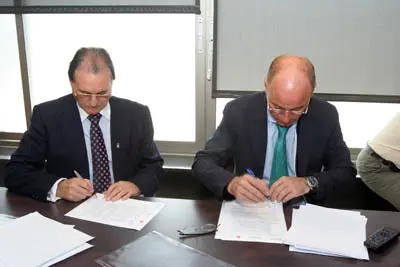 Casto Vieitez y Santiago Camba firmaron el convenio de asistencia sociosanitaria.